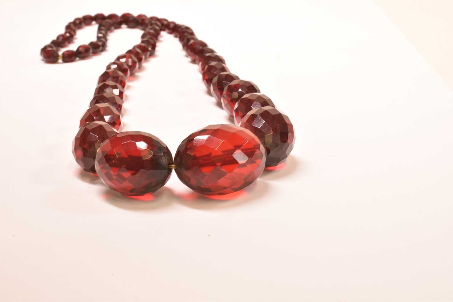 A vintage cherry amber graduated facet cut bead necklace, length approx 80cm, largest bead approx - Image 4 of 4