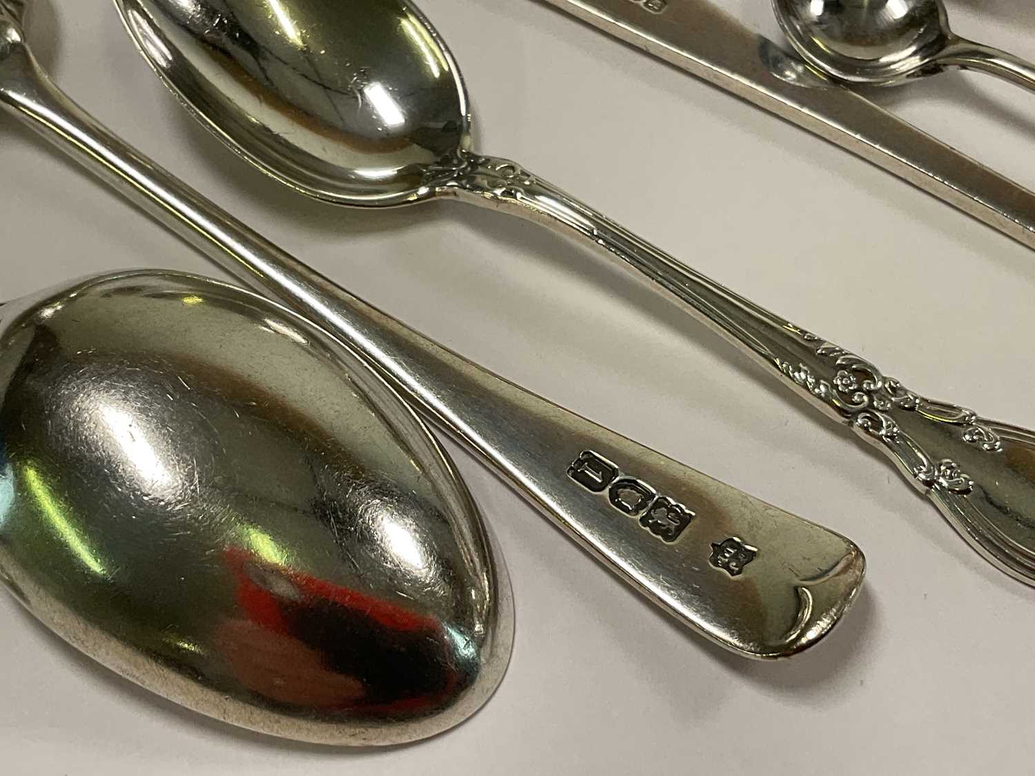 A group of hallmarked silver flatware comprising two preserve spoons, five teaspoons, six coffee - Image 6 of 6