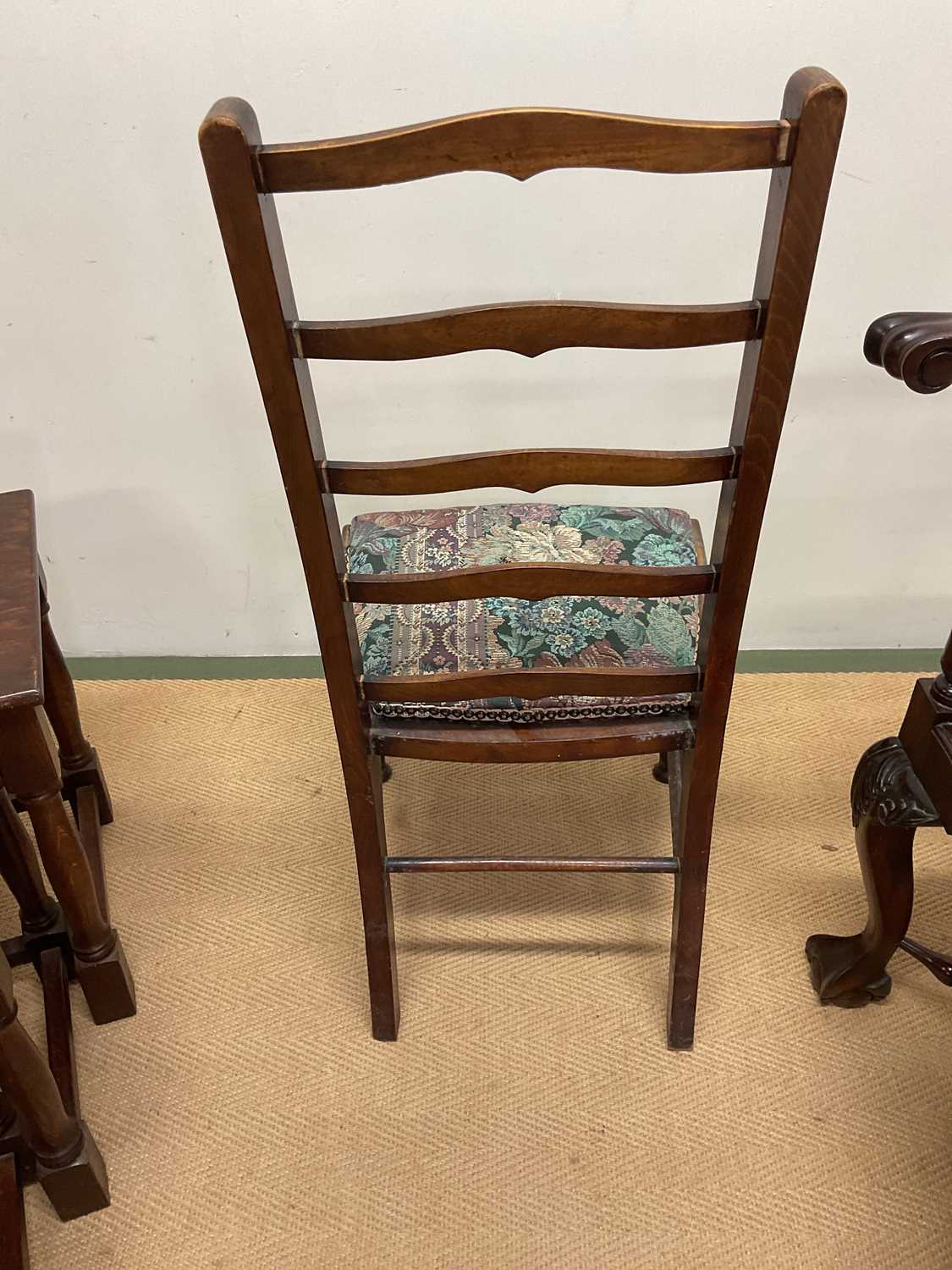 A group of furniture items comprising a corner whatnot, height 162cm, a ladder back chair, a nest of - Bild 4 aus 6