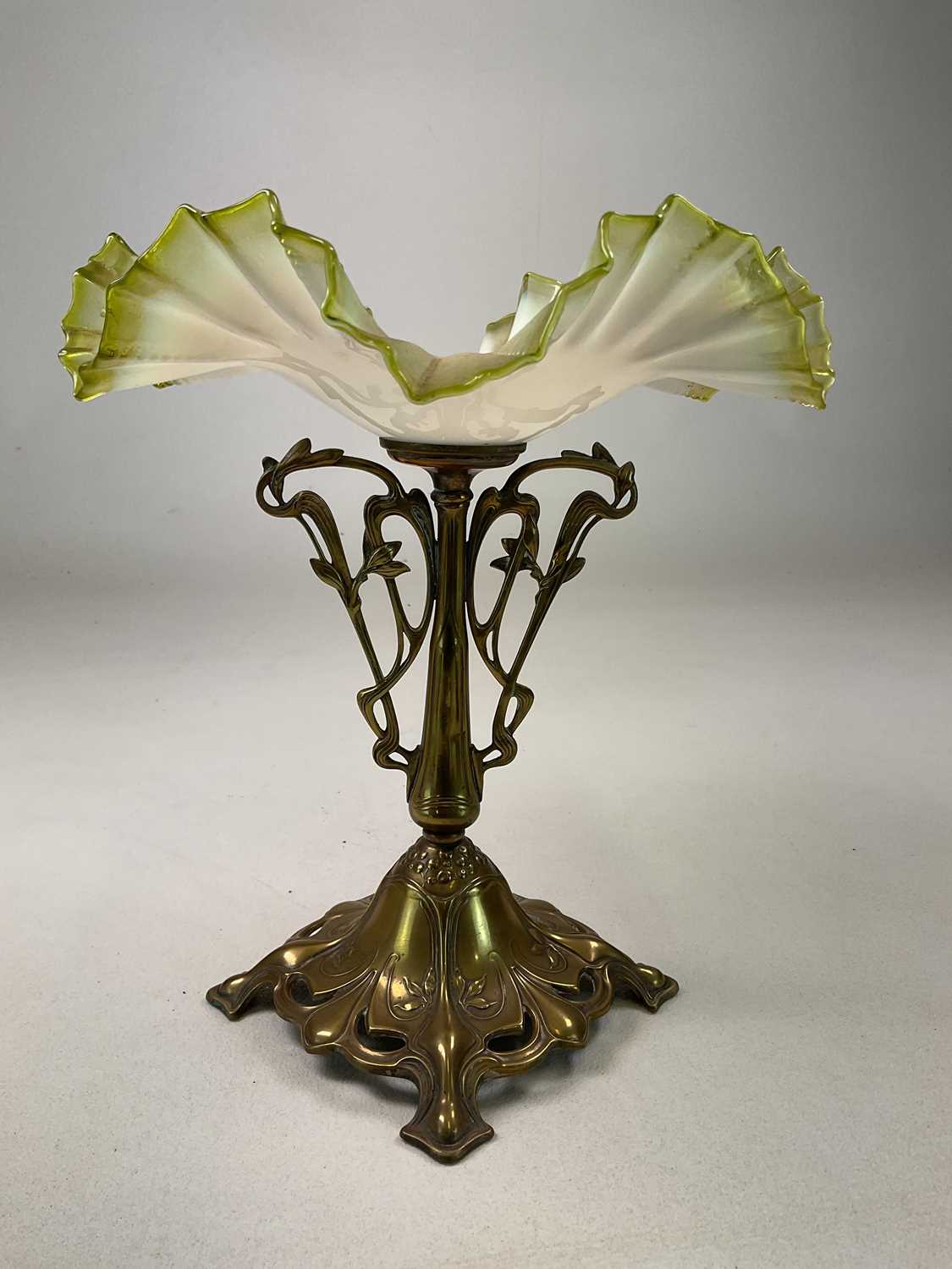 An Art Nouveau centre piece with floral scrolled brass base with opaline and green crimped glass - Bild 2 aus 4