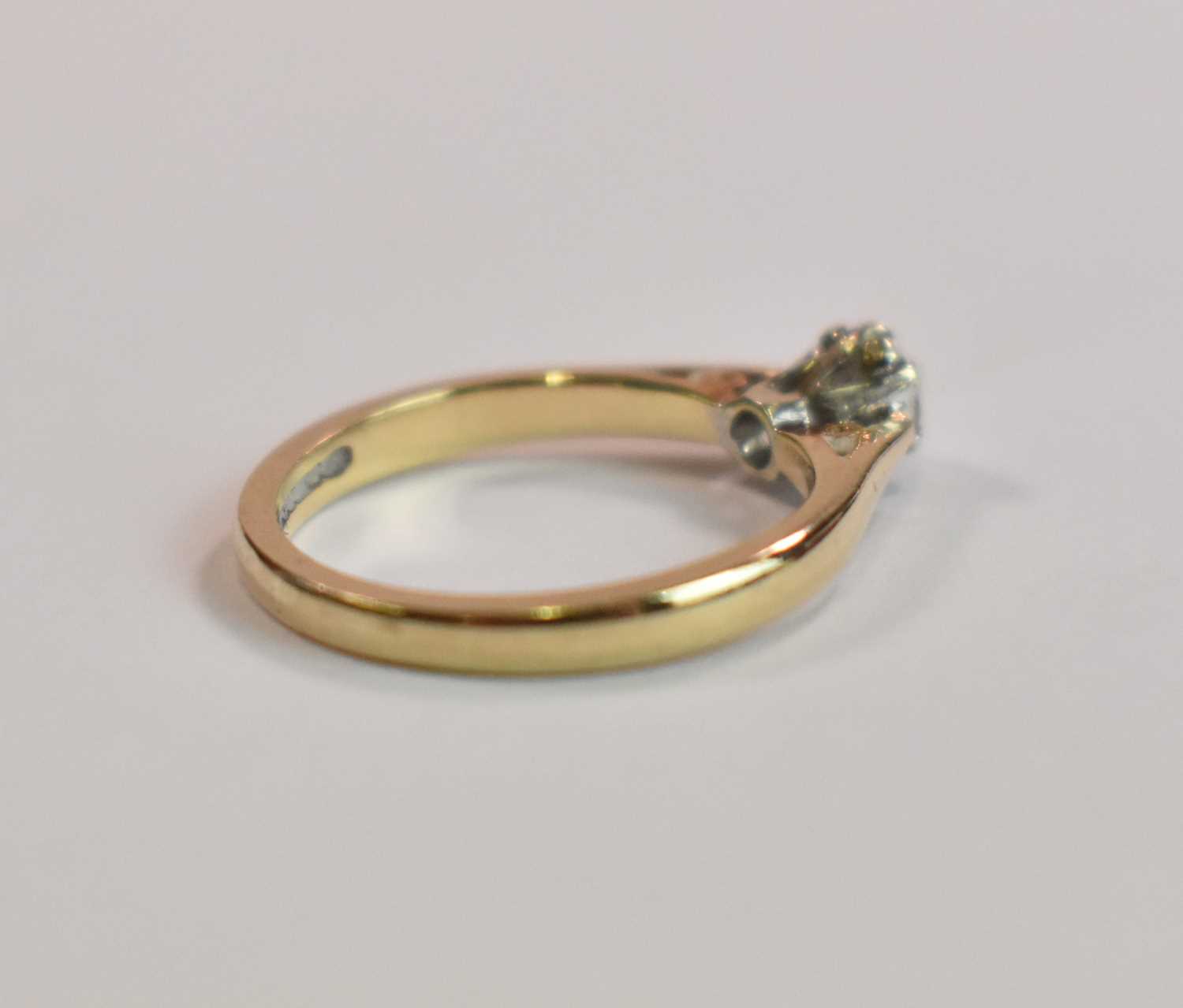 An 18ct yellow gold diamond solitaire ring, the round brilliant cut stone weighing 0.25ct, size M, - Bild 4 aus 4