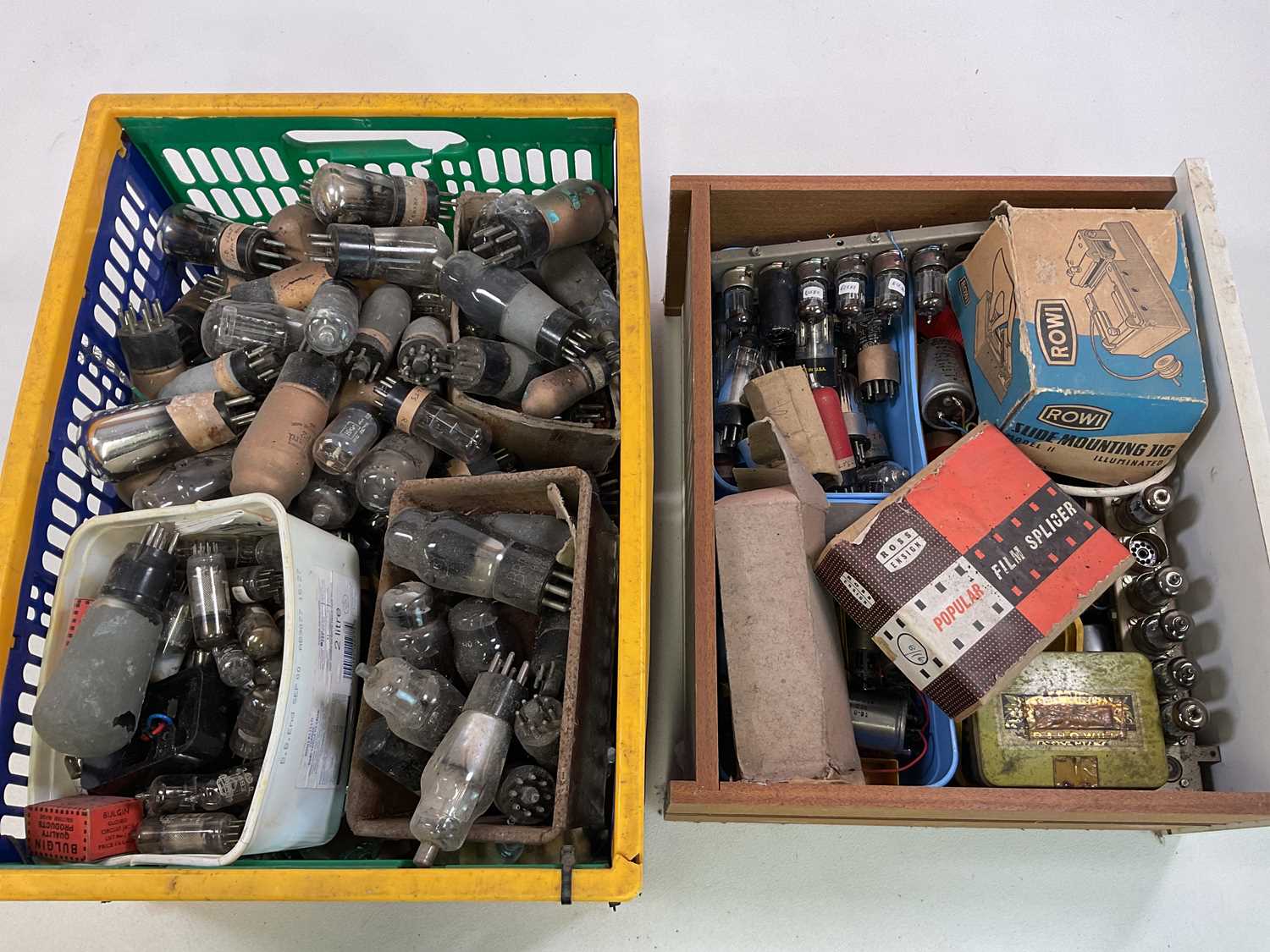 A quantity of unboxed vintage radio valves, numerous manufacturers.