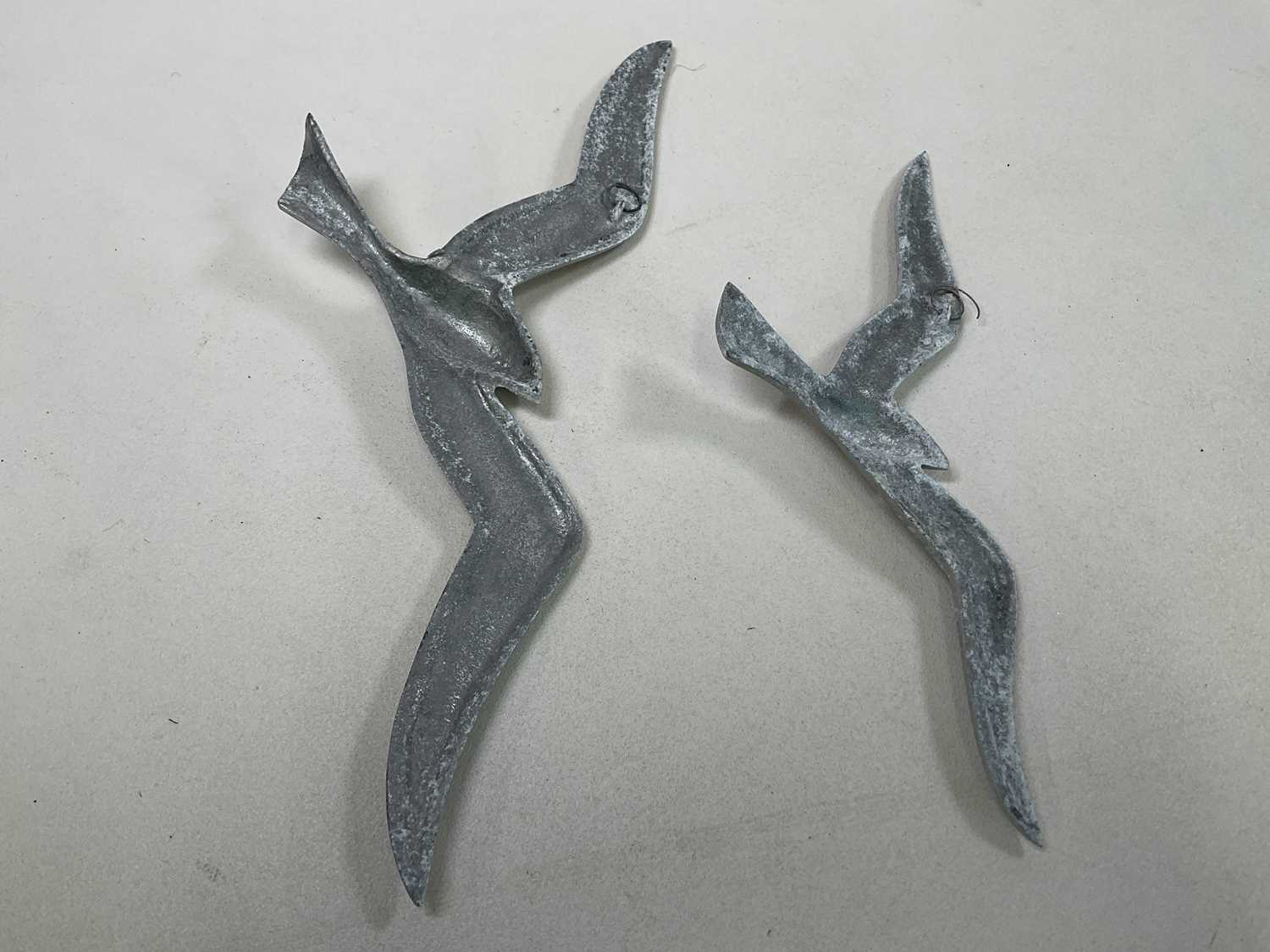 A graduated pair of 1960s cast aluminium flying bird wall plaques, tallest height 46cm. - Bild 3 aus 3