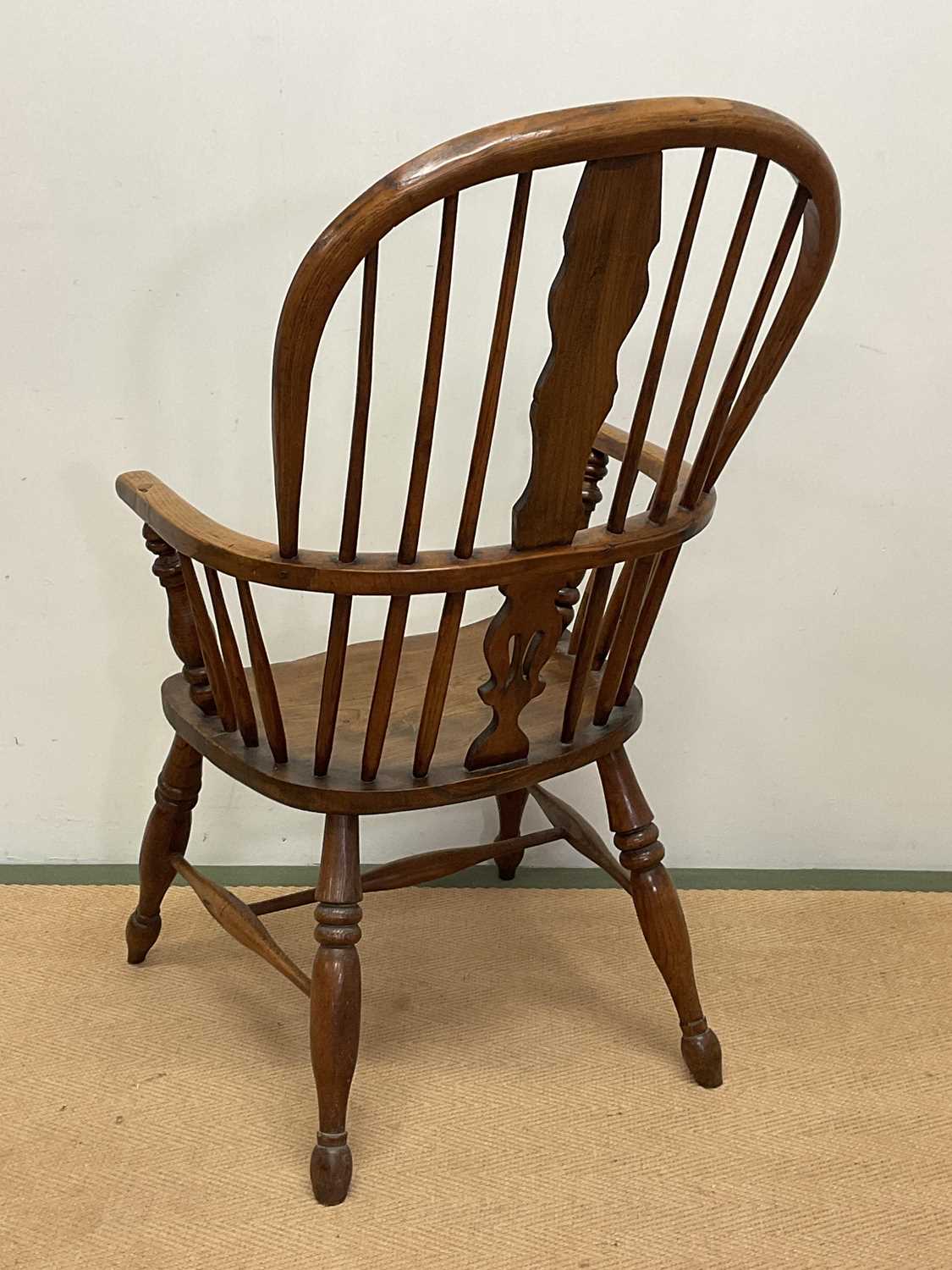 An oak Windsor chair, height 100cm. - Bild 2 aus 2