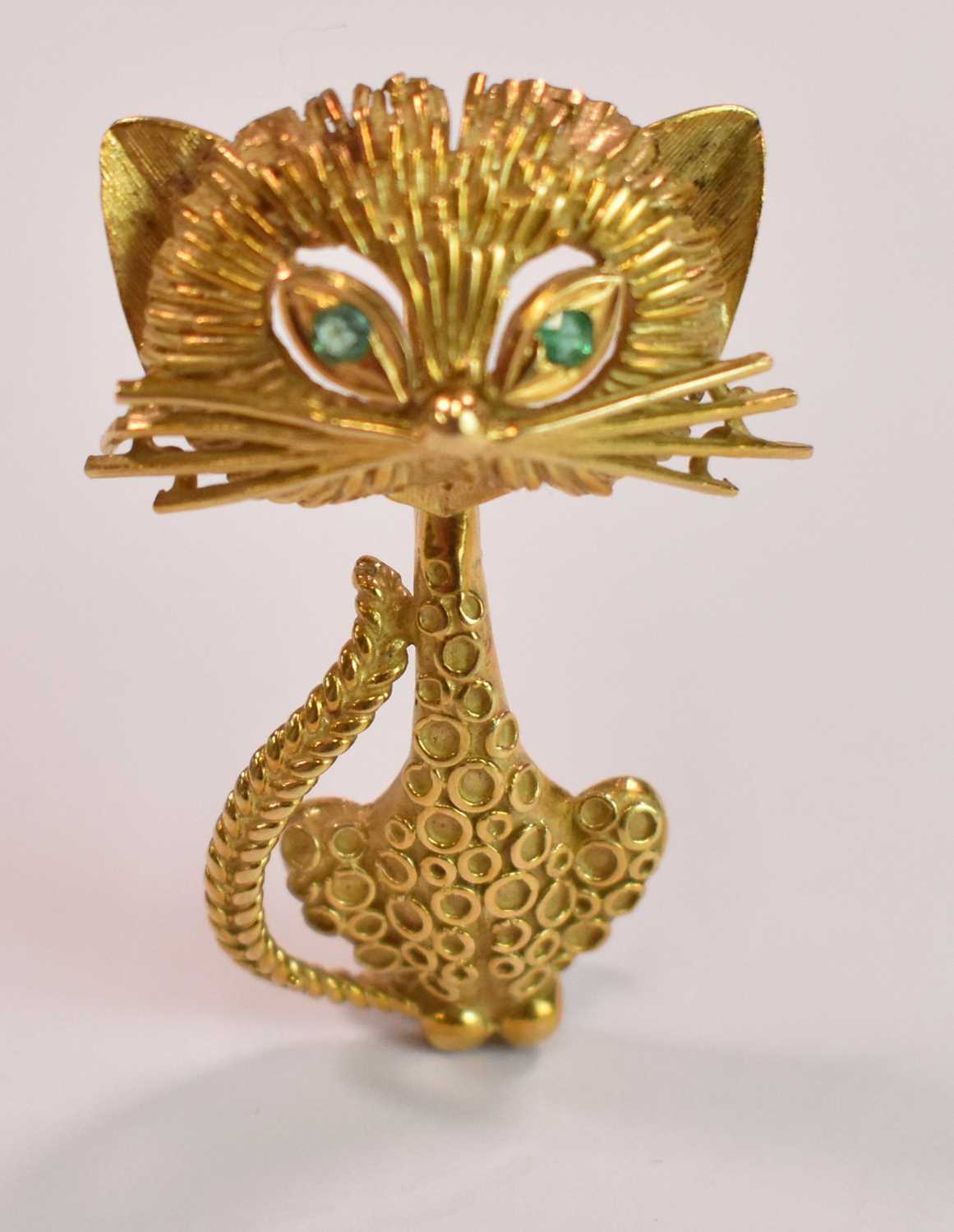 An 18ct yellow gold brooch in the form of a stylised cat with emeralds set for the eyes, length - Image 2 of 7