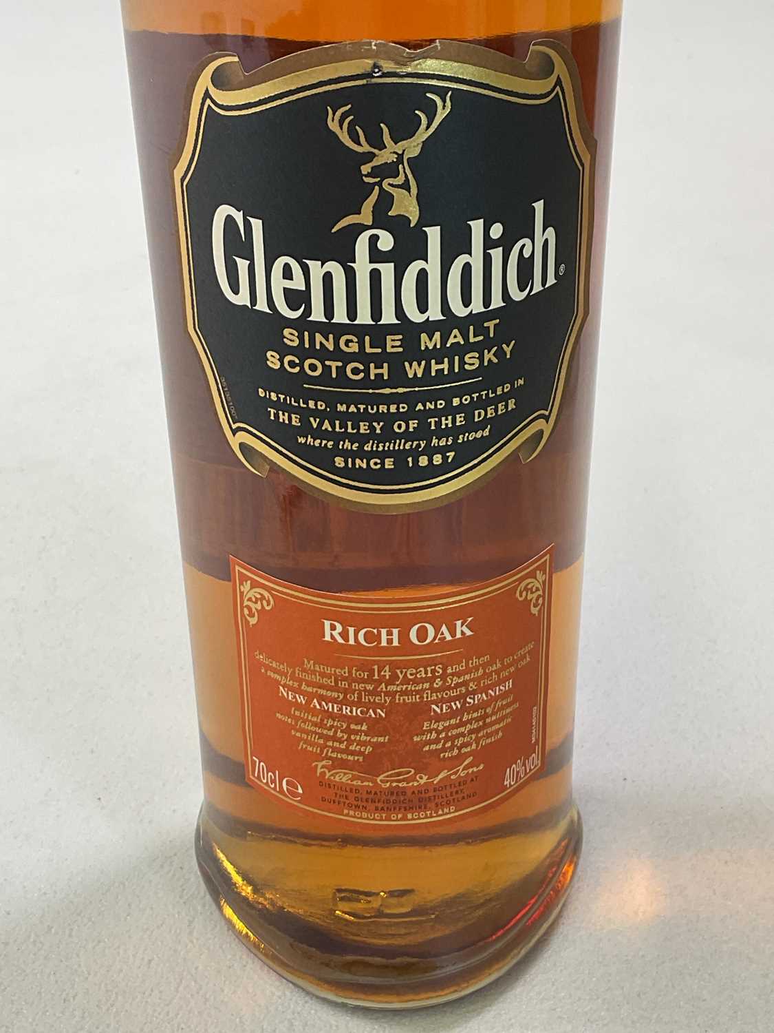 WHISKY; a bottle of Glenfiddich Single Malt Scotch whisky, Rich Oak, aged 14 years, 40%, 70cl, in - Bild 2 aus 3