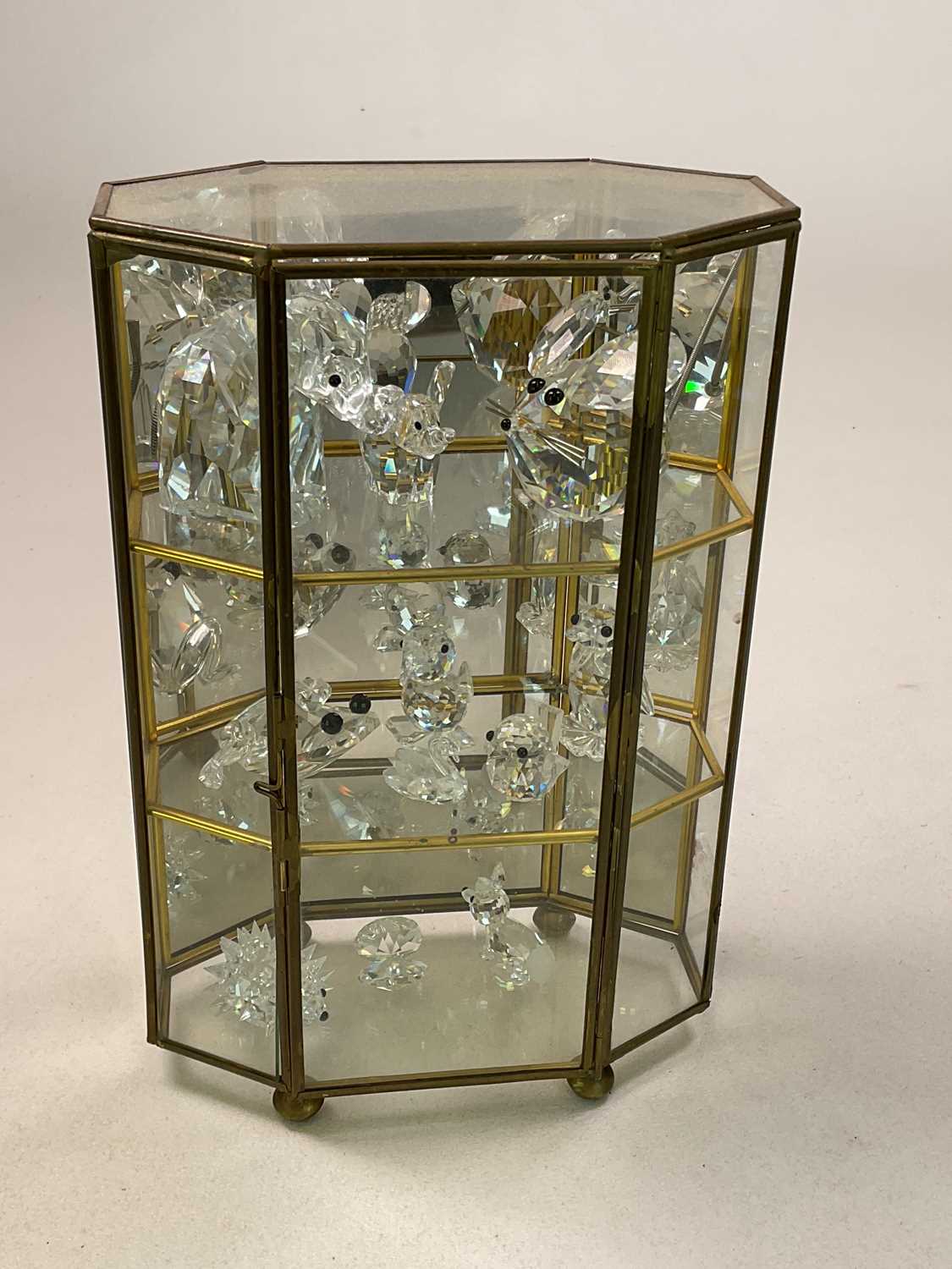 SWAROVSKI; a collection of Swarovski and other animals presented in a mirrored glass case, height - Bild 3 aus 3