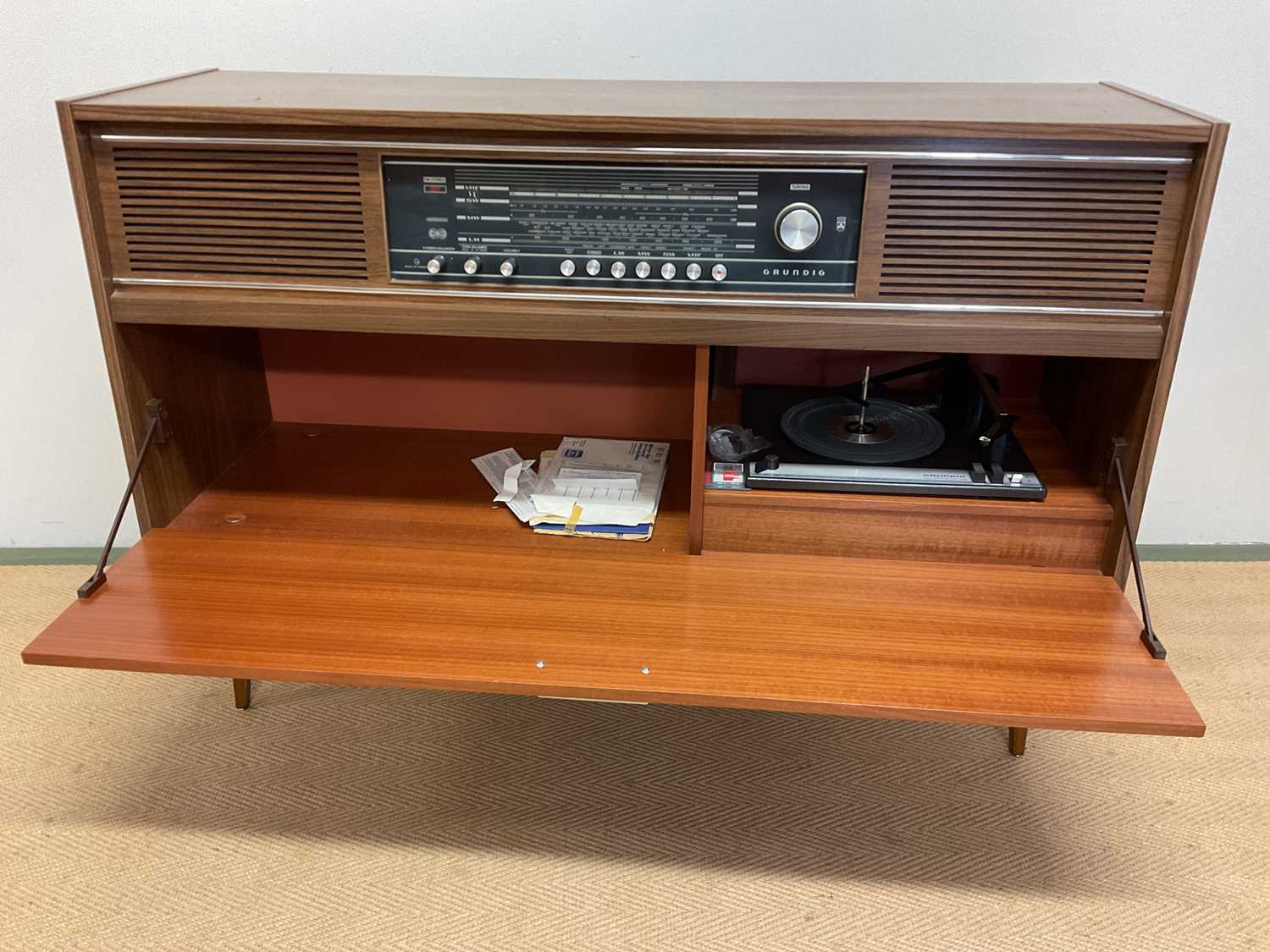 GRUNDIG; a cabinet stereo system. - Bild 2 aus 2