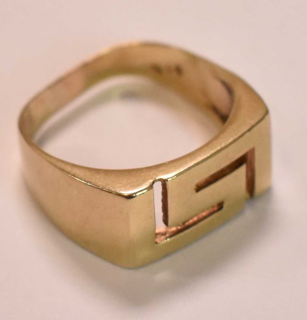 A 14ct yellow gold Greek key designed ring, size J 1/2, approx 3.2g, and a yellow metal ring - Bild 4 aus 5