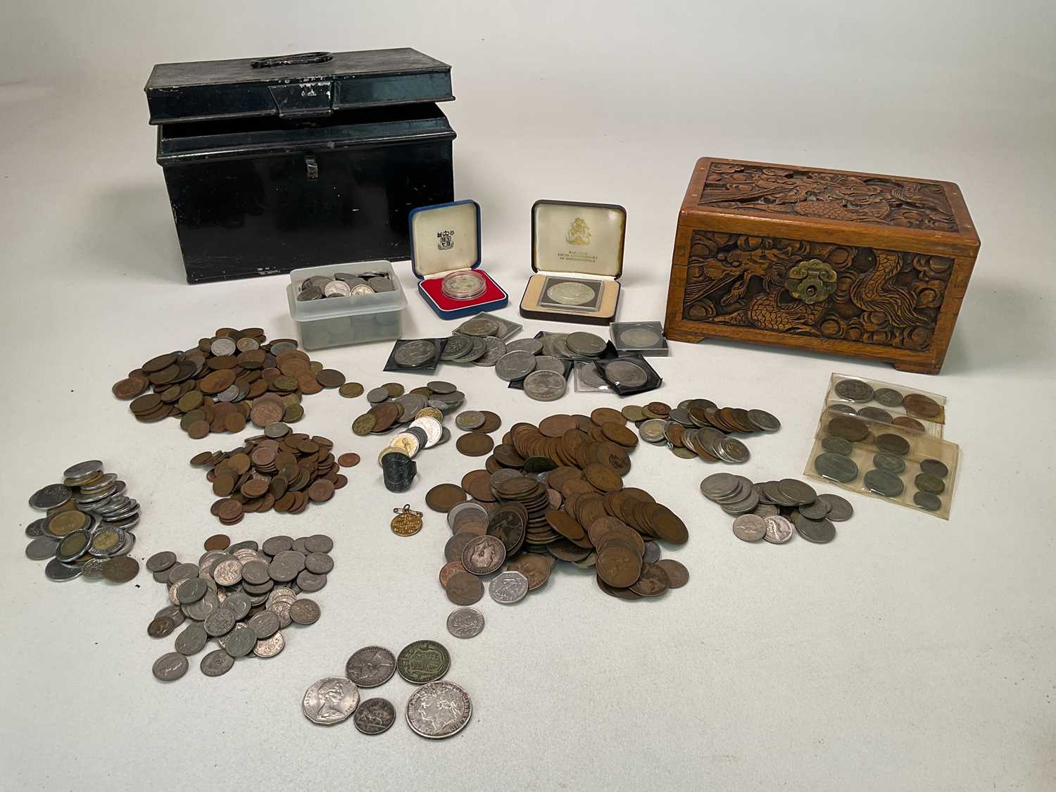 A quantity of coins, mainly British mid/late 20th century, a number of commemorative crowns and a