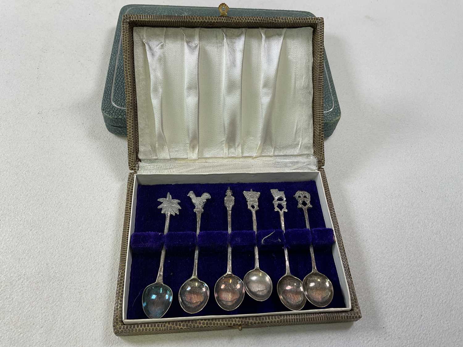 MAPLE & CO, LONDON; cased set of six George V hallmarked silver teaspoons, with 1935 jubilee - Image 4 of 4