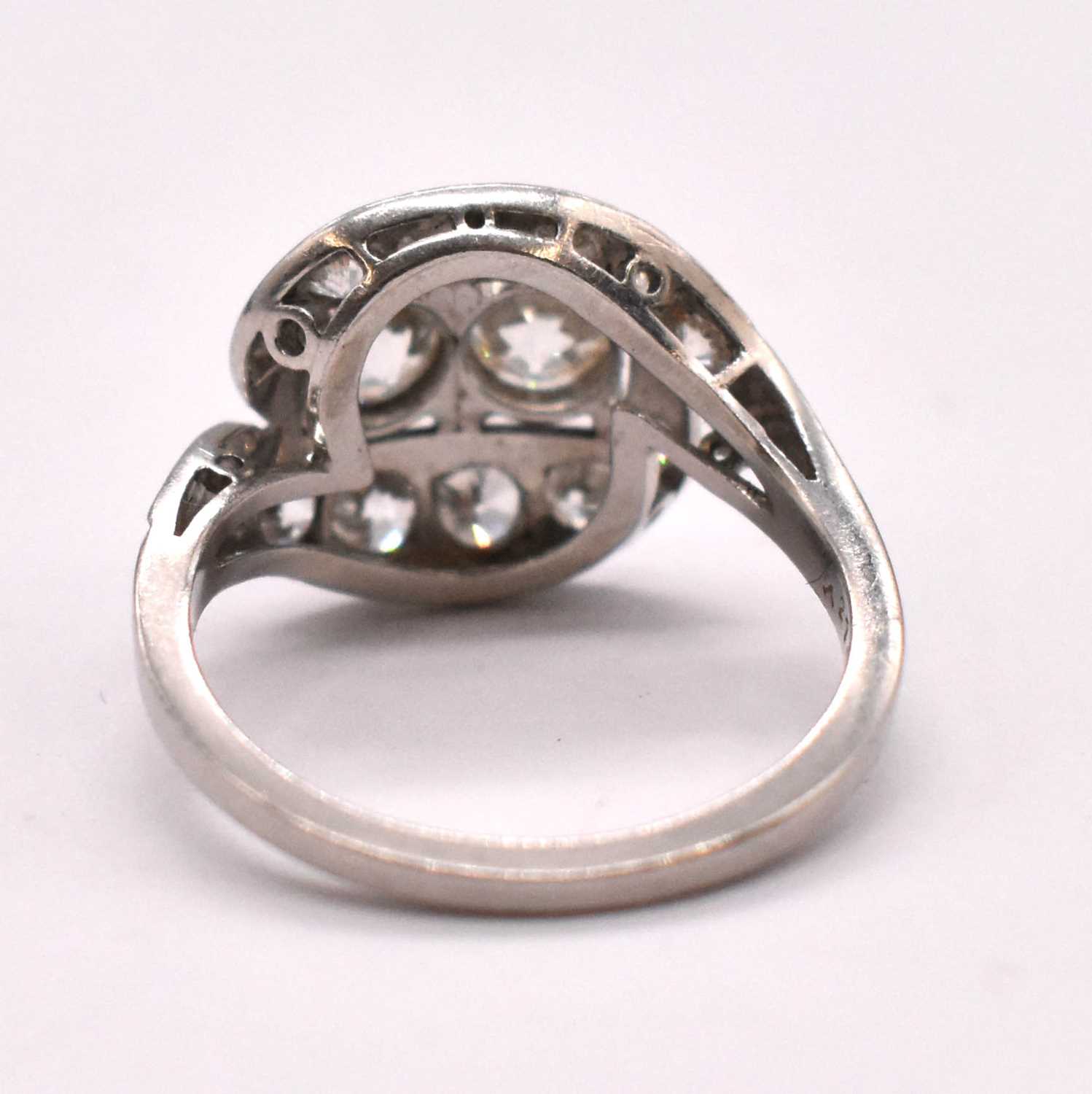 A late 1920s platinum Art Deco diamond set ring with twin raised four claw set round brilliant cut - Bild 2 aus 4