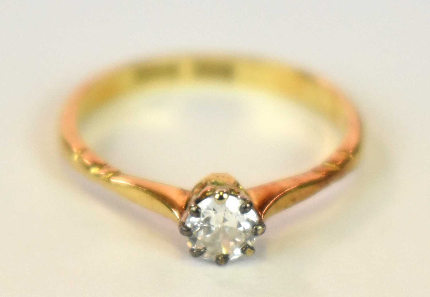 An 18ct yellow gold platinum tipped diamond solitaire ring, the round brilliant cut eight claw set - Bild 5 aus 5