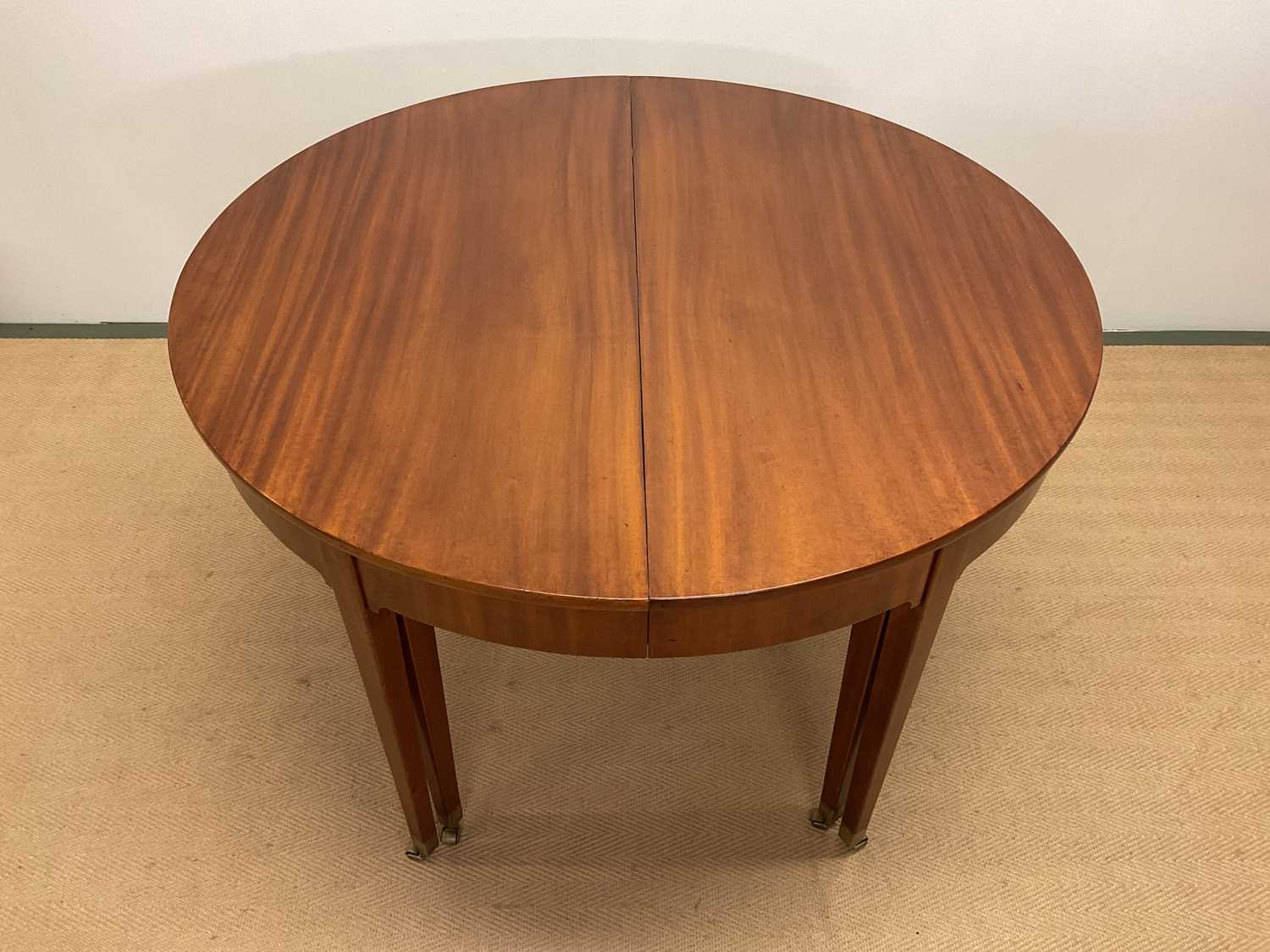 KAARE KLINT FOR RUD RASMUSSEN; a Danish early 20th century circular dining table, with paper label - Image 2 of 9
