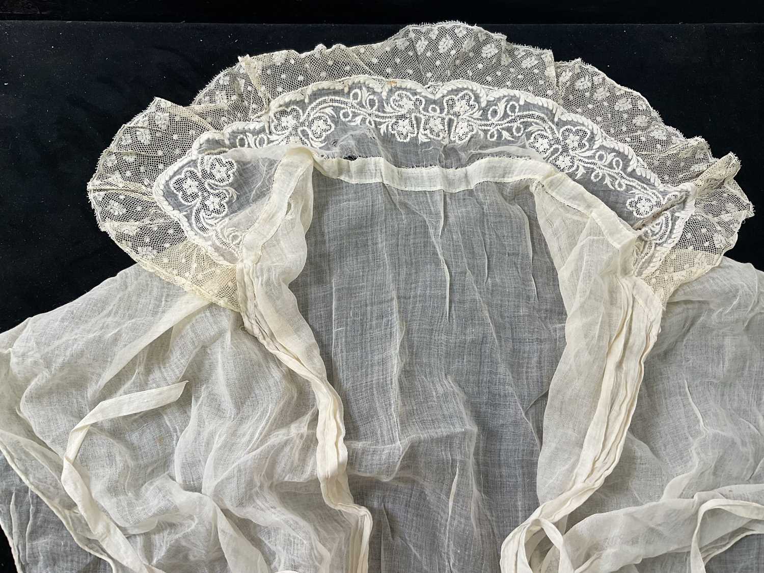 A large quantity of antique lace and embroidered items including fichus, collars, caps, shawl, trims - Image 18 of 33