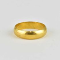 An 18ct gold wedding band, size R, approx. 5.2g.