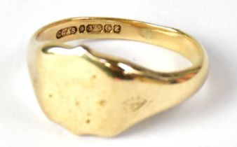 A 9ct gold signet ring, size T, approx. 5.54g (af). Condition Report: Remnants of incised decoration