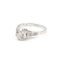 A platinum ring claw set with solitaire brilliant cut diamond, approx. 1ct, flanked by three small