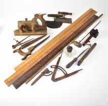 Various mixed vintage tools to include rulers, wood planes, hand tools, scribes, saws, compass,