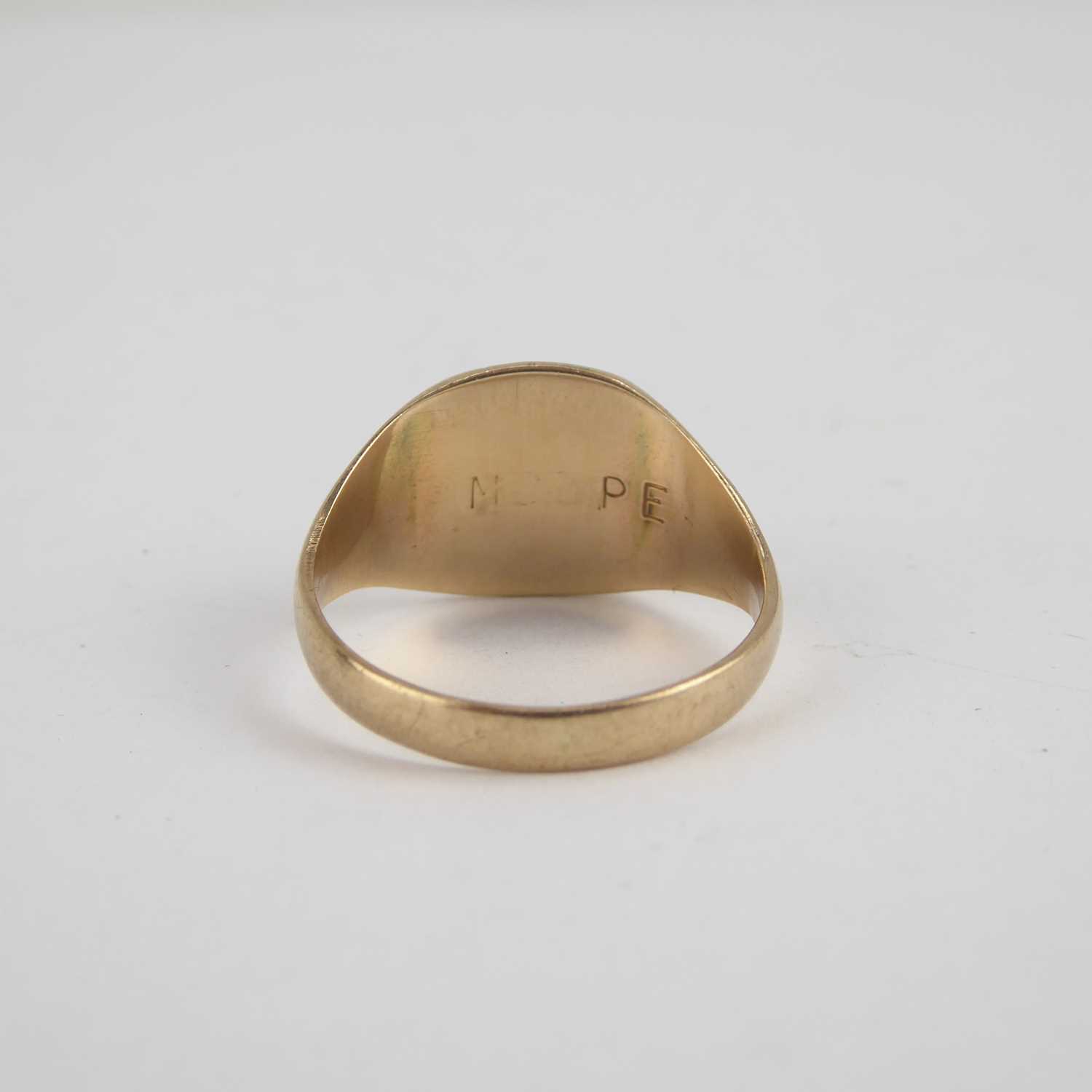 A gentlemen's 9ct gold signet ring with square table and vertical various coloured and patterned - Image 3 of 4