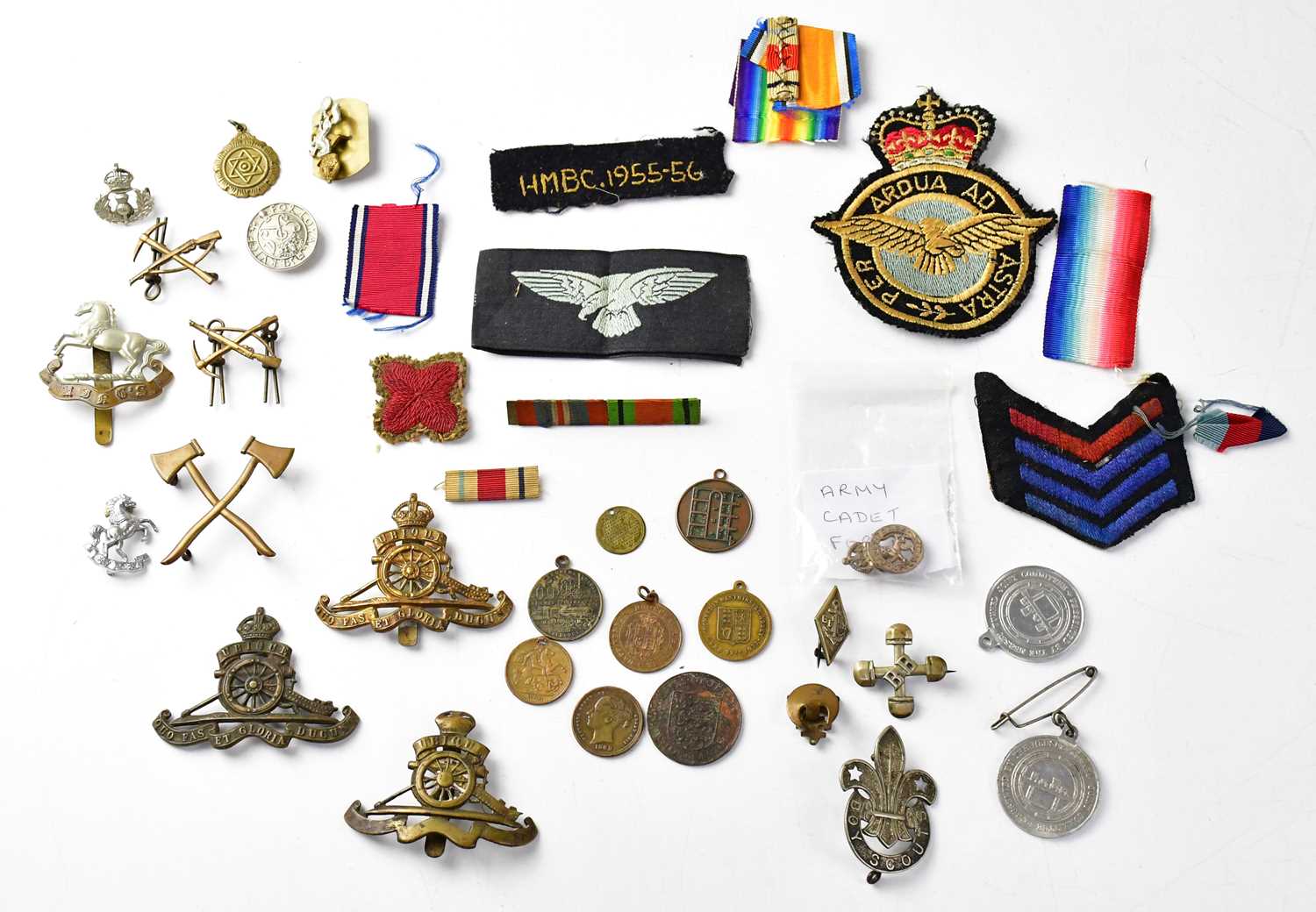 A collection of military badges and buttons, to include Royal Army Service Corps and Royal Artillery
