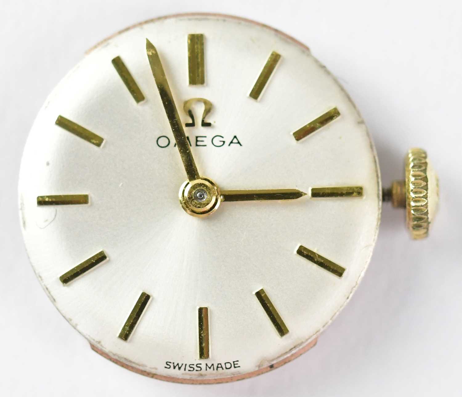 OMEGA; a 9ct gold ladies' wristwatch, the silvered dial set with baton numerals, on articulated - Image 4 of 5