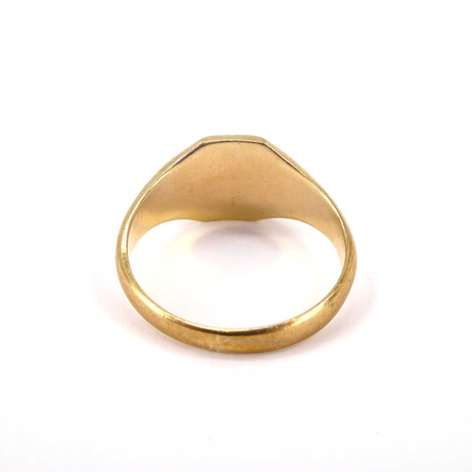 A gentlemen's 9ct gold signet ring with flat top, engraved with initials 'TH', size T, approx. 4. - Image 3 of 3