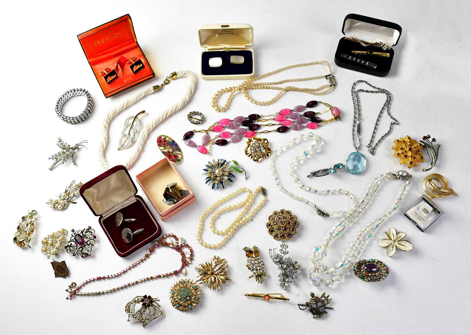 A quantity of vintage costume jewellery to include beaded necklaces, faux pearl necklaces, brooches,