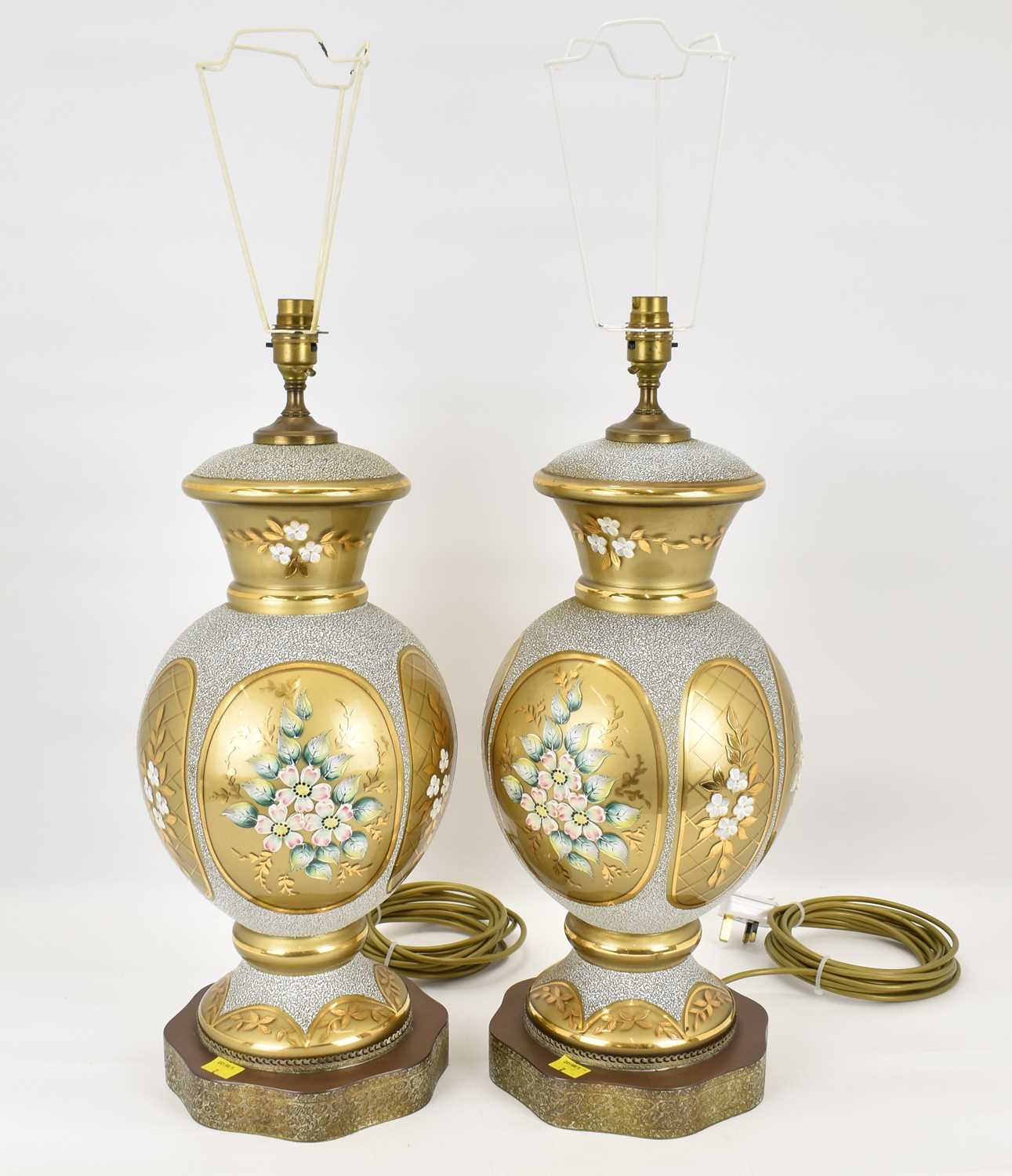 A pair of large vintage Italian-style table lamps, the baluster glass bodies with floral and white - Bild 3 aus 4