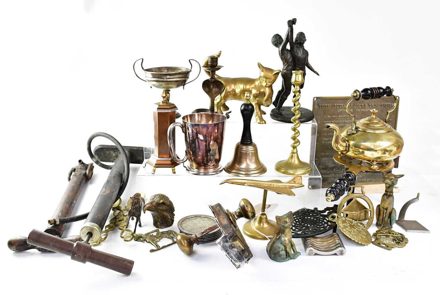 A small quantity of predominantly brass metalware, including teapot, a figure of a cat holding a