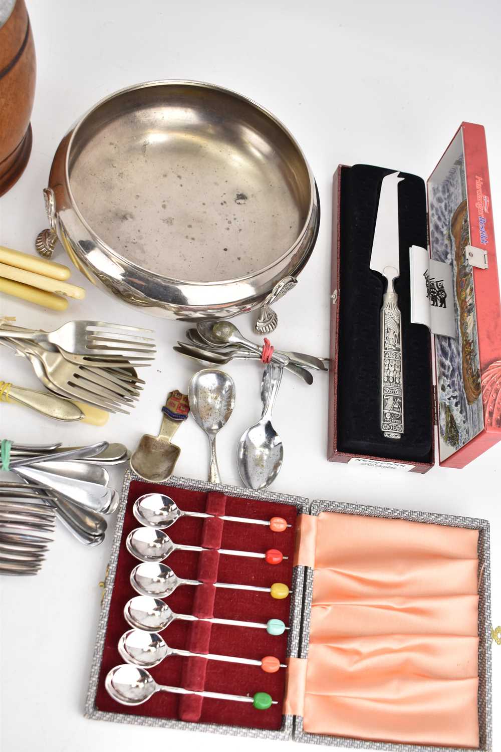 Mixed flatware to include six white metal Javanese teaspoons, a cased set of silver plated teaspoons - Image 4 of 4