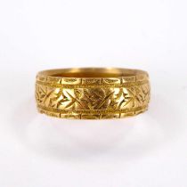 An 18ct gold band ring with textured pattern, size Q, approx. 4.2g.
