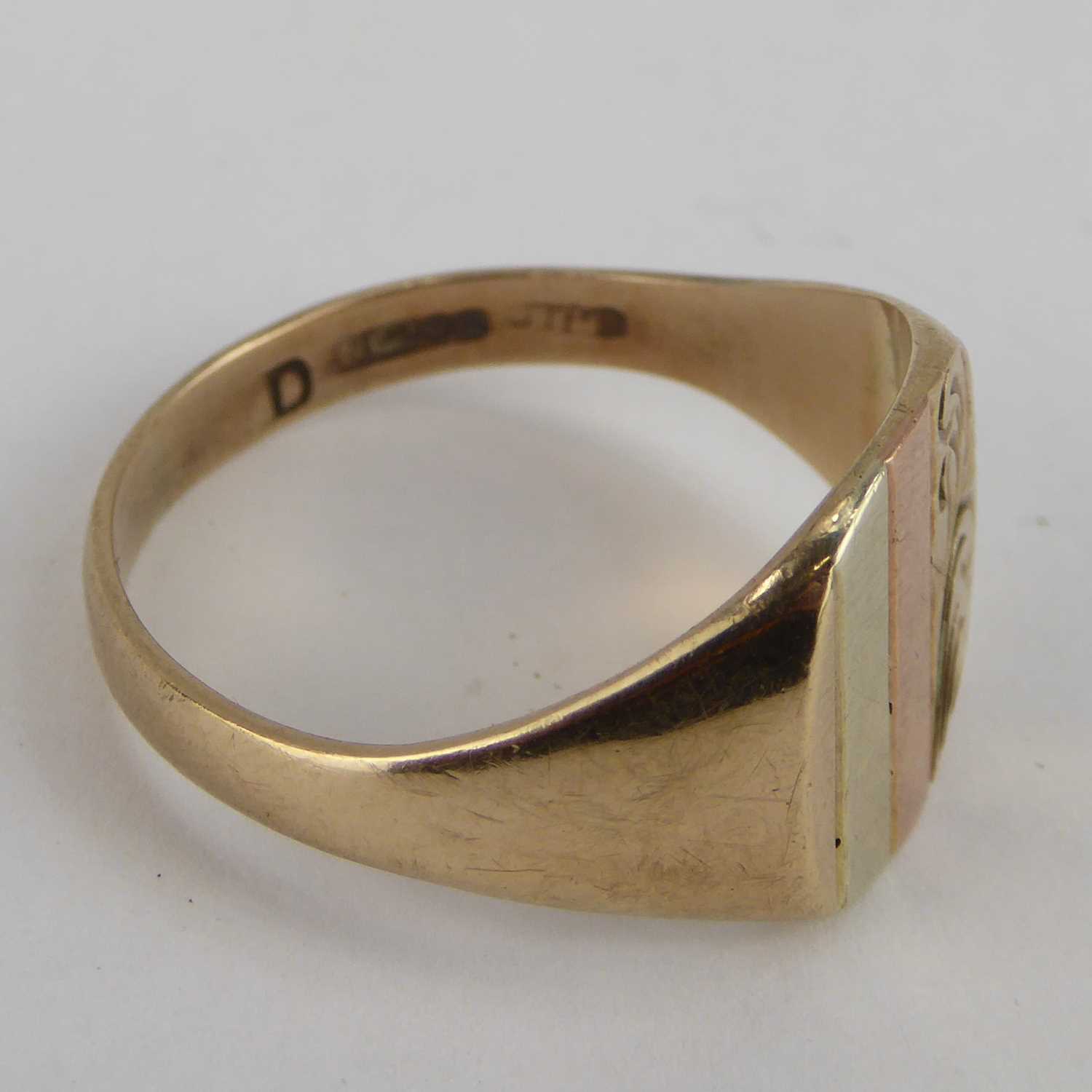 A gentlemen's 9ct gold signet ring with square table and vertical various coloured and patterned - Image 4 of 4