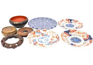 Various Oriental items, comprising a pair of Imari scalloped edge plates, diameter 21cm, one other