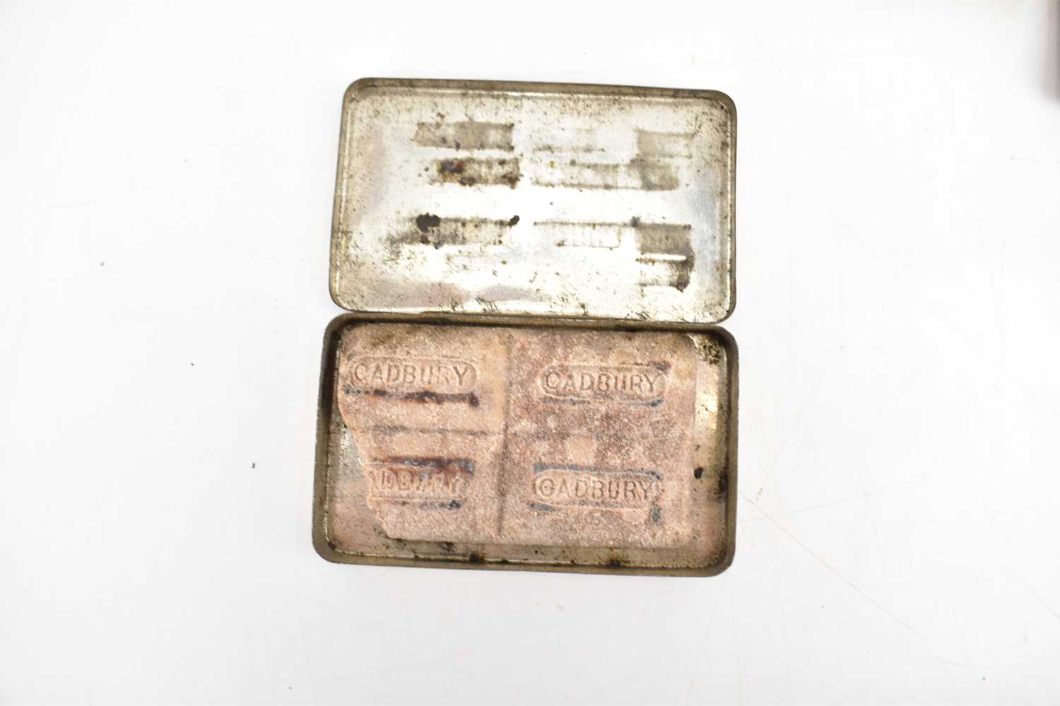 A collectors' lot to include a tin with 'Division One English and Scottish Winners 1900-1926', 16 - Image 3 of 7