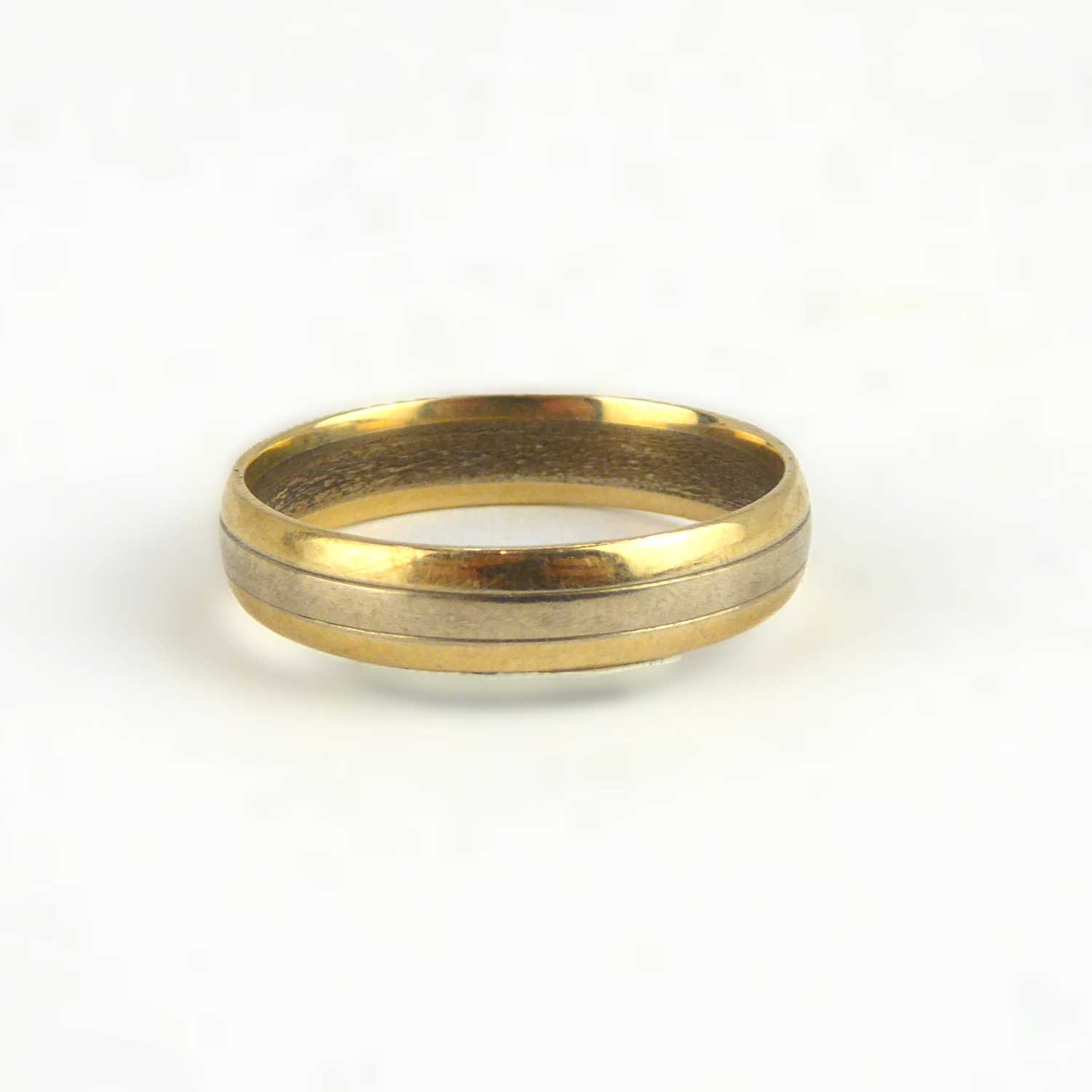 A 9ct gold wedding band, size X, approx. 4.4g.