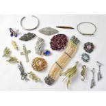 A quantity of jewellery to include brooches, etc.