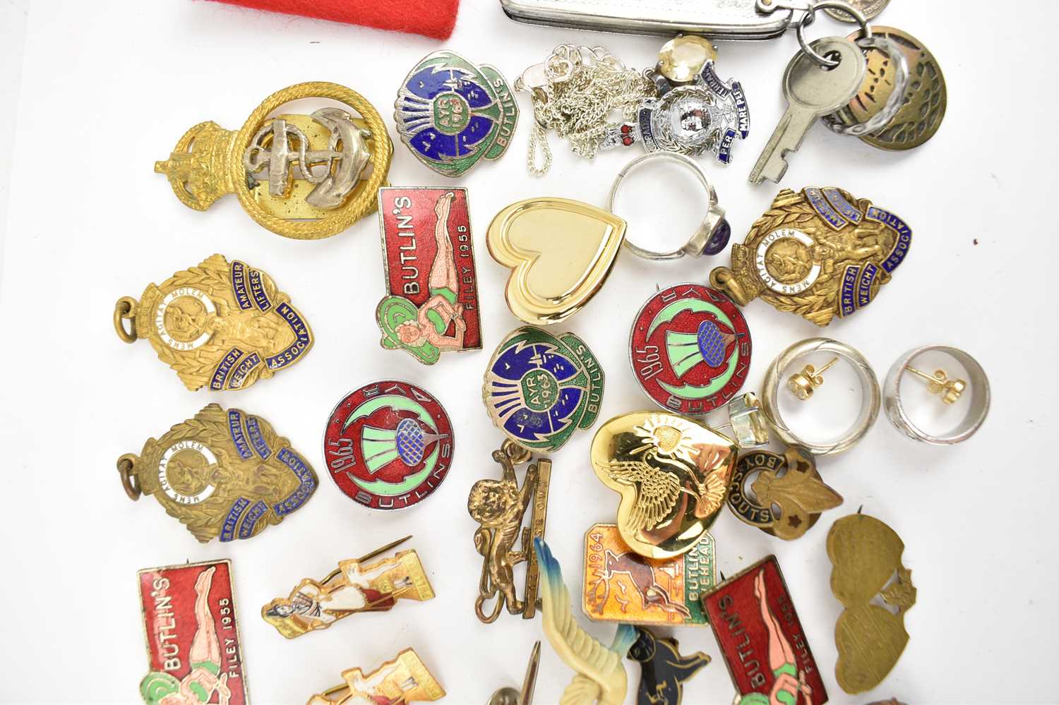 Various enamelled badges to include Butlins, military cap badges, 'British Amateur Weight Lifters - Image 3 of 4