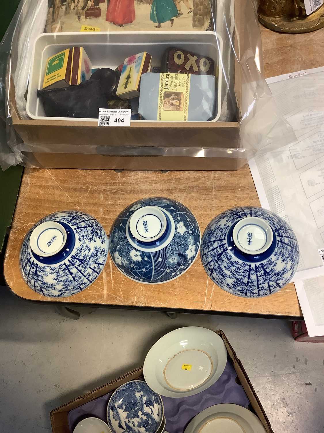 Various items of Oriental porcelain to include an 18th century Chinese blue and white saucer, - Image 4 of 5