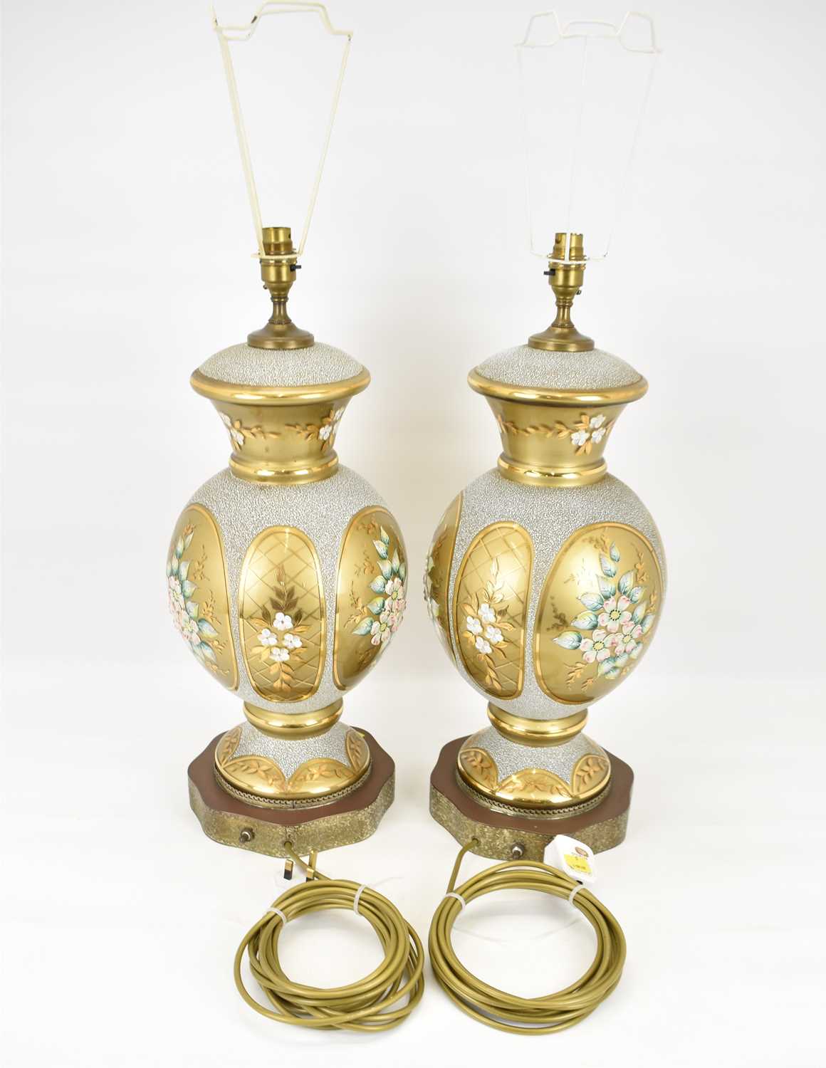 A pair of large vintage Italian-style table lamps, the baluster glass bodies with floral and white - Bild 4 aus 4