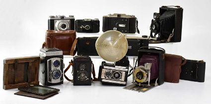 A quantity of vintage cameras to include a Weltaflex medium format twin lens reflex, a Voigtlander