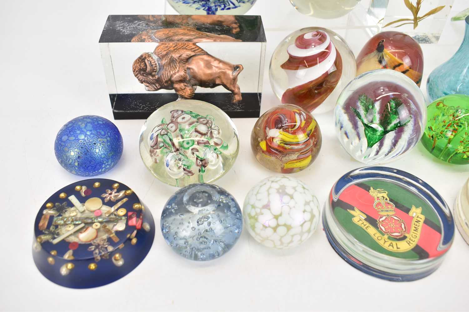 Various art glass paperweights and vases, to include an iridescent finish example, encased flowers - Bild 5 aus 5