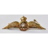 A 9ct gold RAF brooch, engraved verso ‘Jennie Richings’, marked 9ct, approx. 5g.