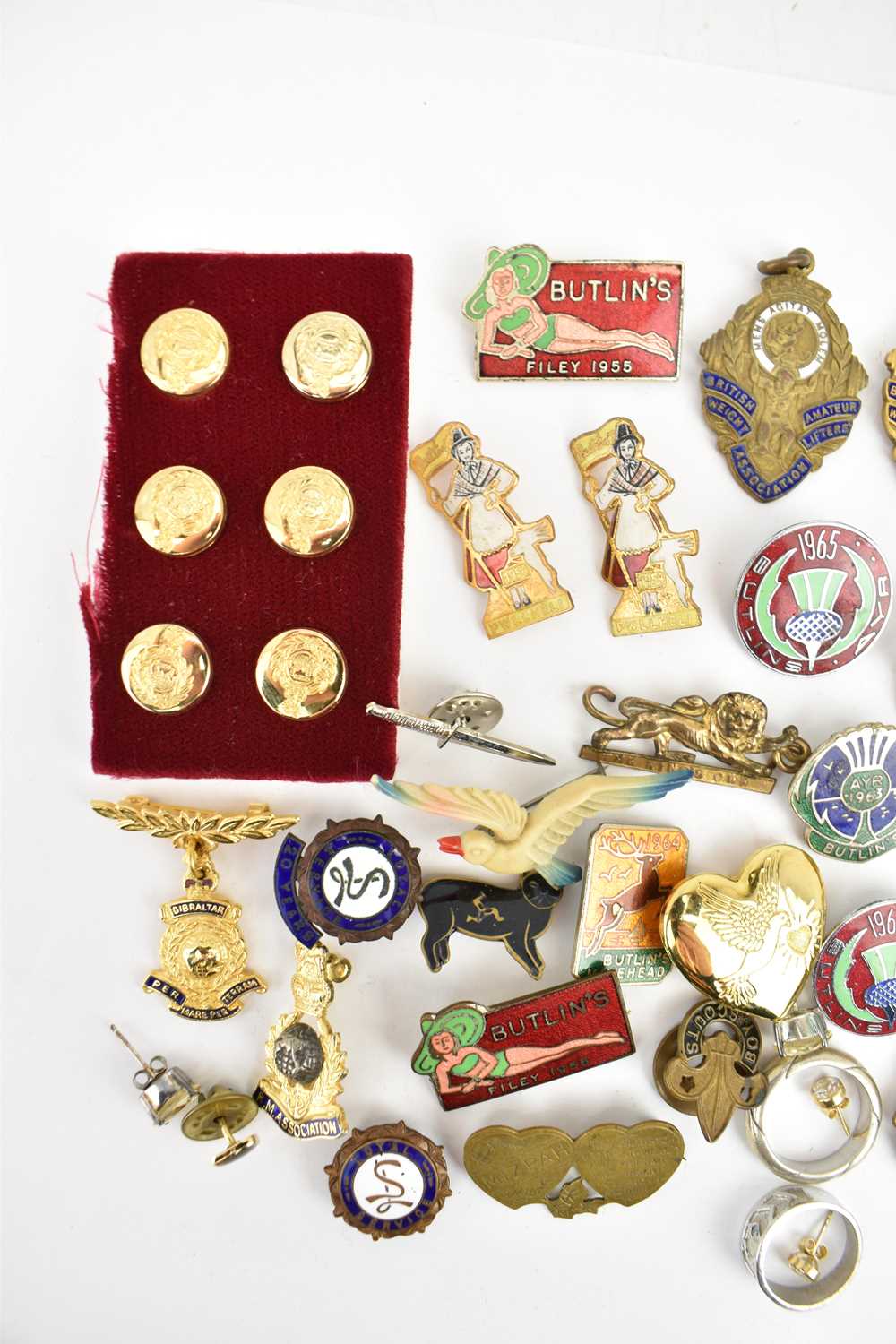 Various enamelled badges to include Butlins, military cap badges, 'British Amateur Weight Lifters - Image 4 of 4