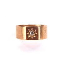 A gentlemen's 9ct rose gold wide band ring with flat top inset with tiny diamond, size V, approx.