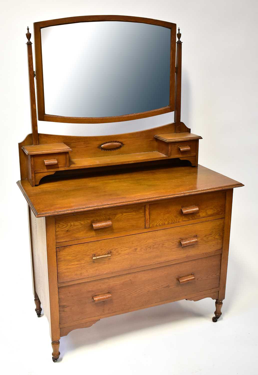 A late 19th/early 20th century oak three-piece bedroom suite comprising double wardrobe with - Bild 3 aus 3