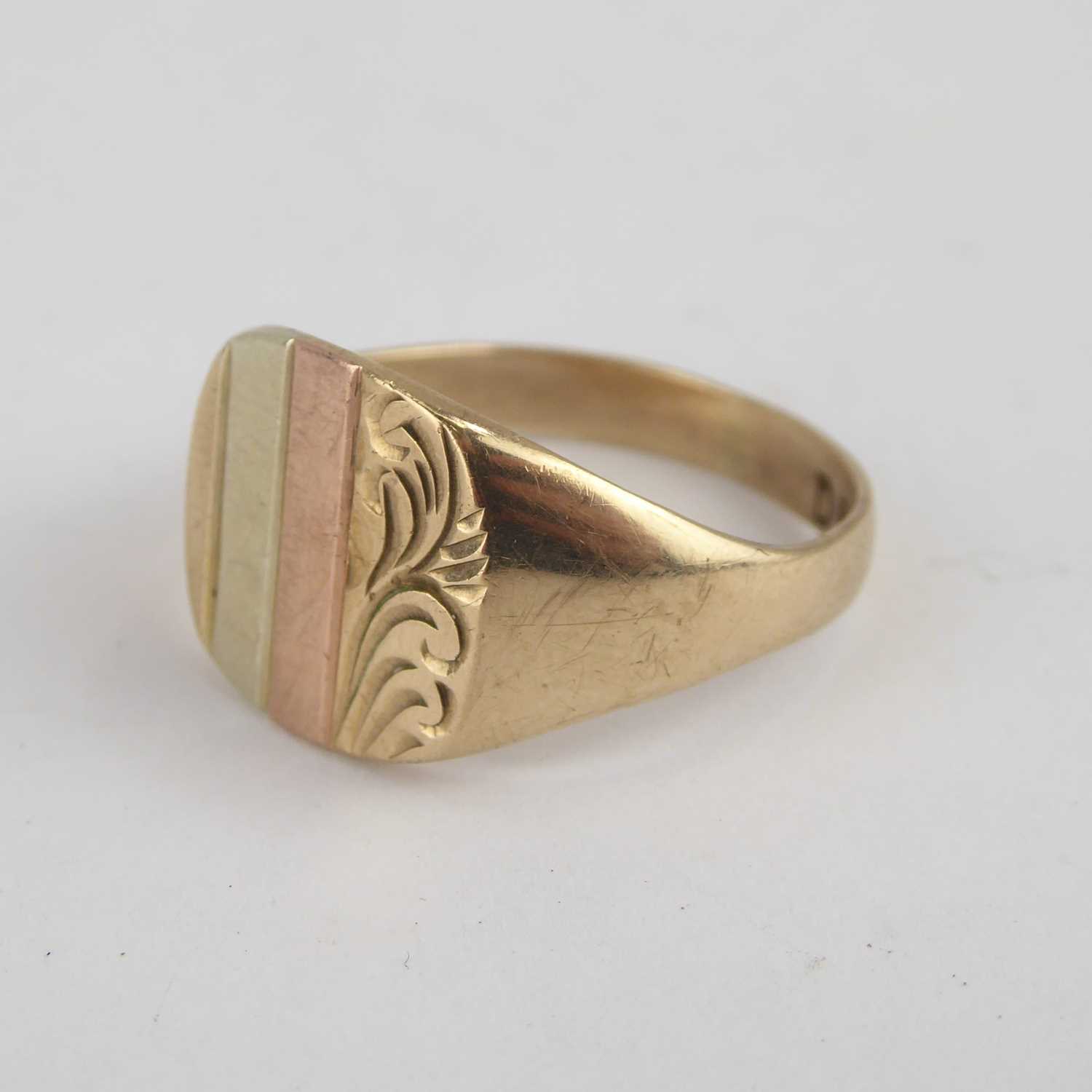 A gentlemen's 9ct gold signet ring with square table and vertical various coloured and patterned - Image 2 of 4