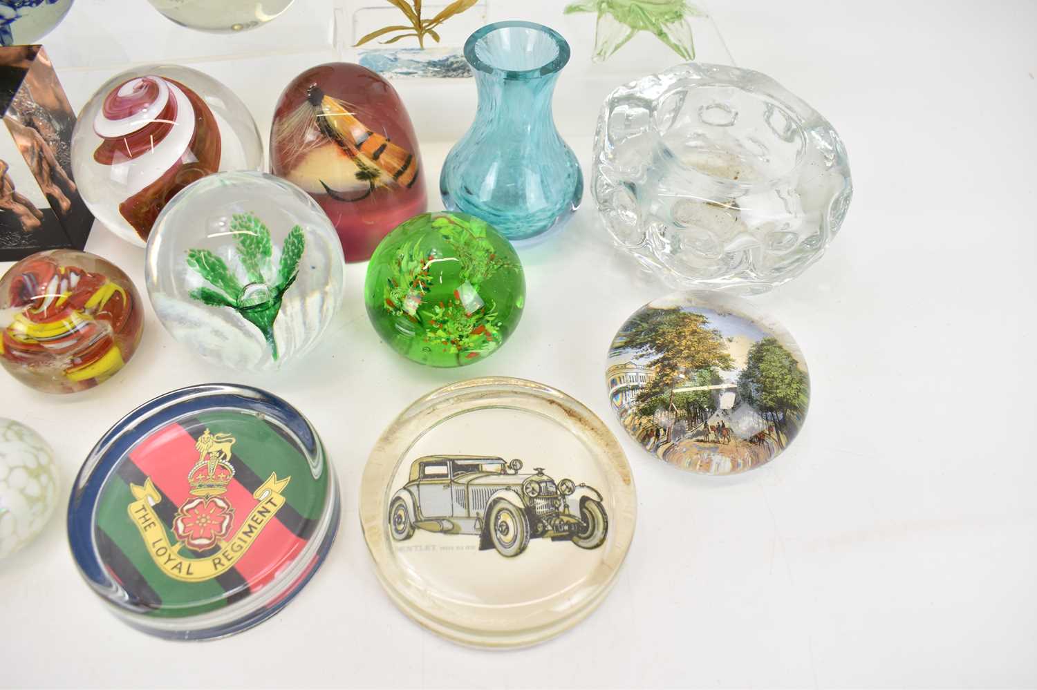 Various art glass paperweights and vases, to include an iridescent finish example, encased flowers - Bild 4 aus 5