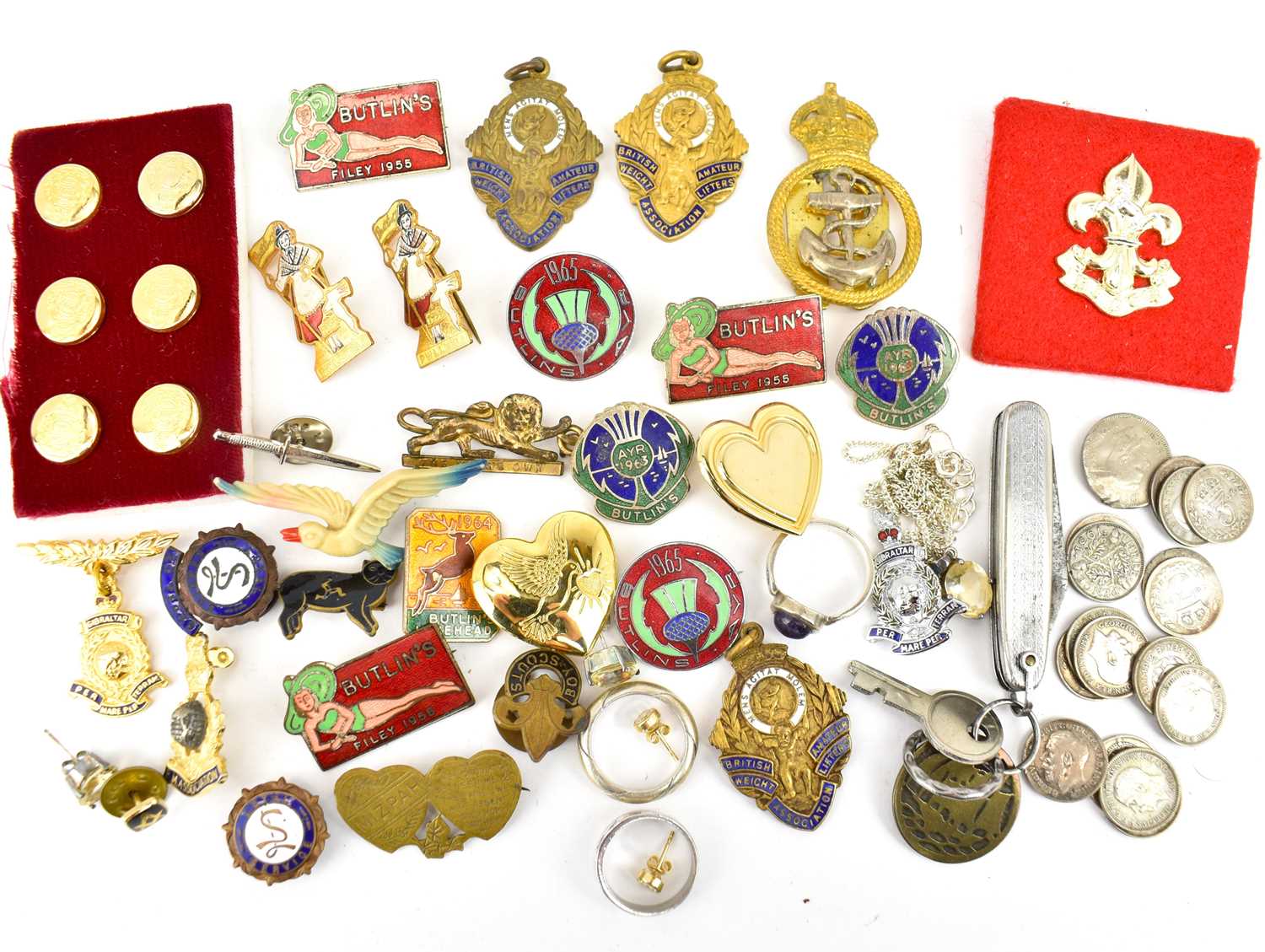 Various enamelled badges to include Butlins, military cap badges, 'British Amateur Weight Lifters