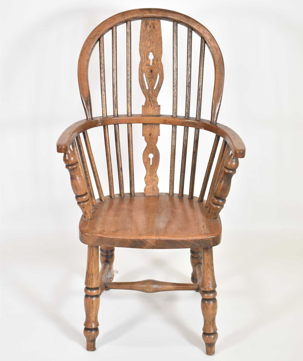 A children's oak stick back Windsor chair, with pierced back splat, 'H' cross stretcher, to turned - Image 3 of 3